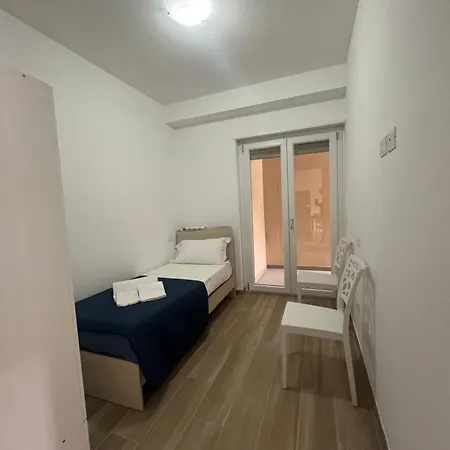 Middle Town Apartment *