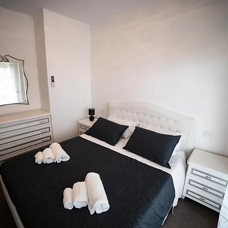Middle Town Apartment *