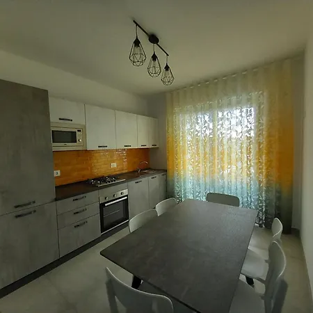 Middle Town Apartment *
