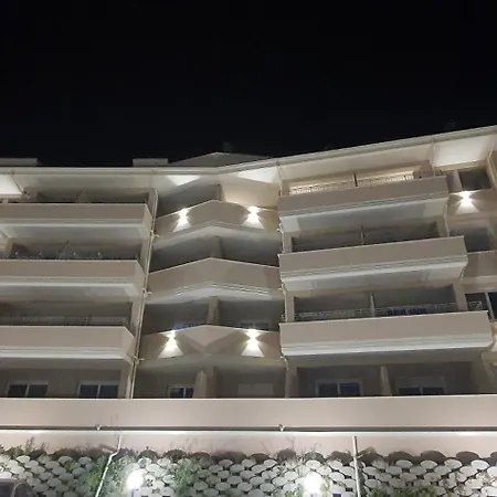 Middle Town Apartment *