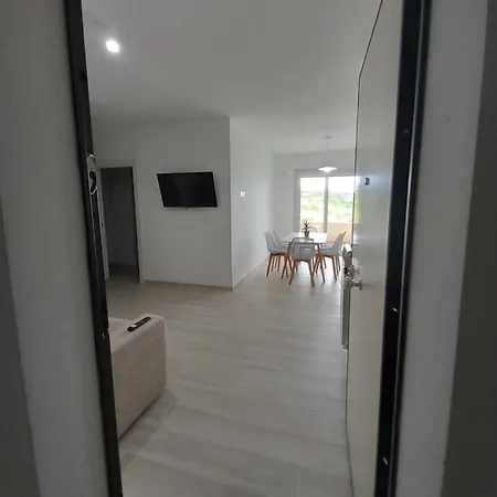 Middle Town Apartment *