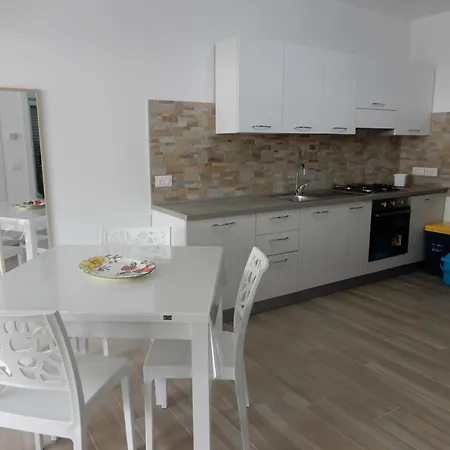 Middle Town Apartment *